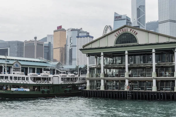 Hong Kong 17 października 2016: Star Ferry umieszcza w przystani Port Viktoria — Zdjęcie stockowe