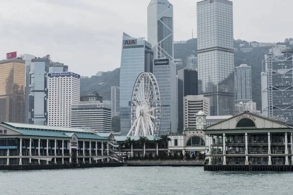 Hong Kong 17 ottobre 2016: Hong Kong smok skyline e Victoria di porto dal punto da Kowloon scatta una foto — Foto Stock