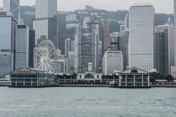 Hong Kong 17 ottobre 2016: Hong Kong smok skyline e Victoria di porto dal punto da Kowloon scatta una foto — Foto Stock