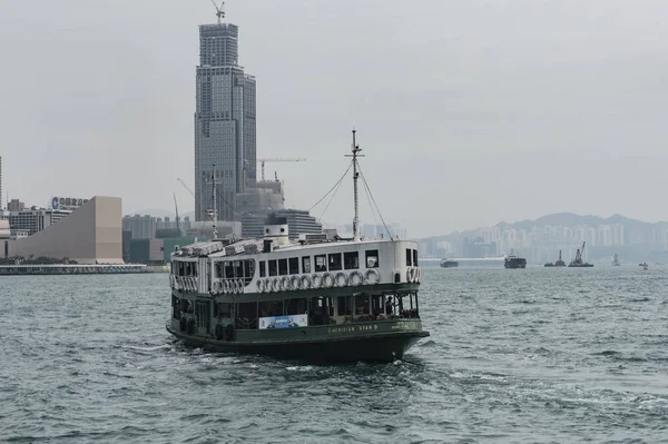 Hong Kong 17 ottobre 2016: Star Ferry si mette nel molo del porto di Viktoria — Foto Stock