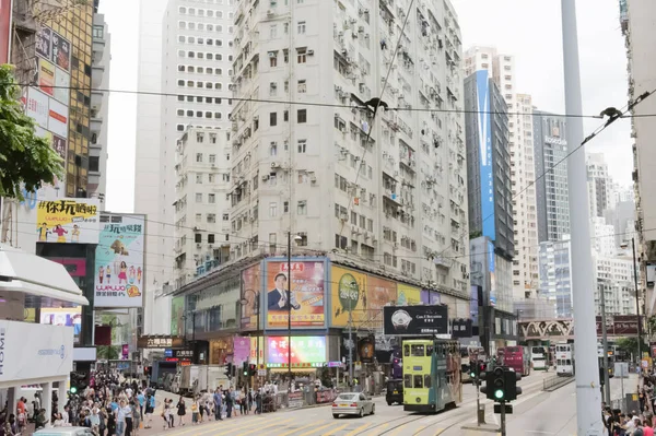 香港-2016 年 10 月 17 日︰ 香港市区在雨季与烟雾云 — 图库照片