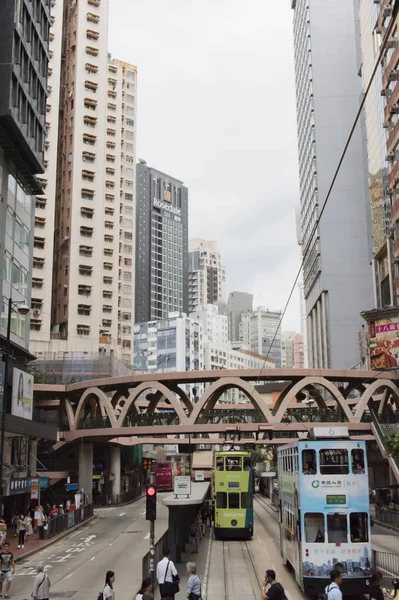 香港-2016 年 10 月 17 日︰ 香港市区在雨季与烟雾云 — 图库照片