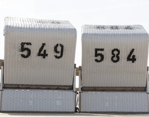 Strandkorb am Strand vom Meer — Stockfoto