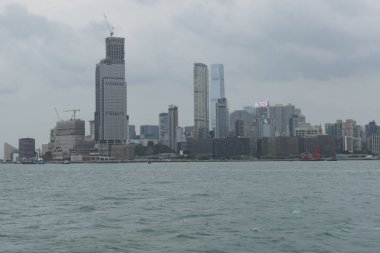 Hong Kong - 17 Ekim 2016: Hong Kong manzarası içinde smog bulut ile yağmur mevsimi