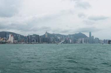 Hong Kong - 17 Ekim 2016: Hong Kong manzarası içinde smog bulut ile yağmur mevsimi