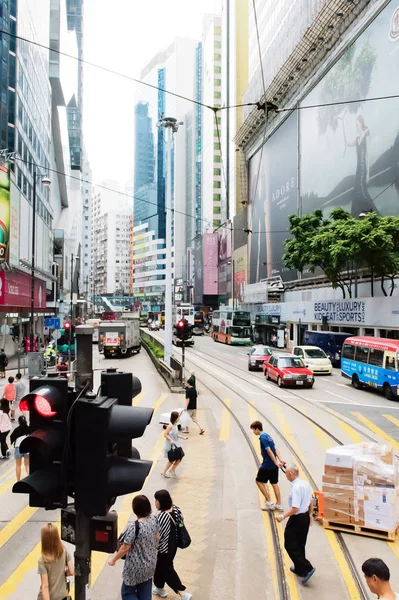 香港-2016 年 10 月 17 日︰ 香港市区在雨季与烟雾云 — 图库照片