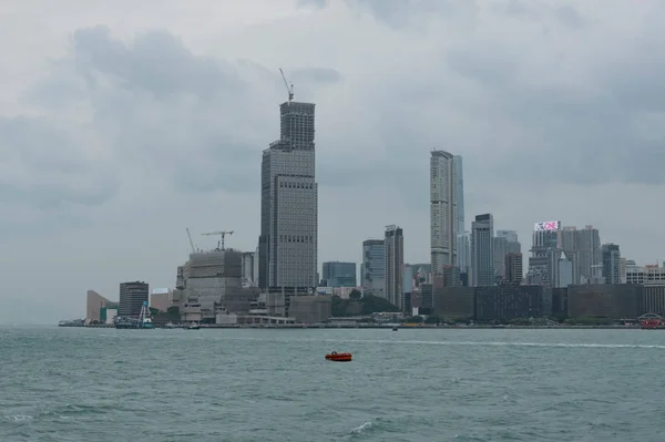 Hong Kong - 17 oktober 2016: Hong Kong skyline in het regenseizoen met smog cloud — Stockfoto