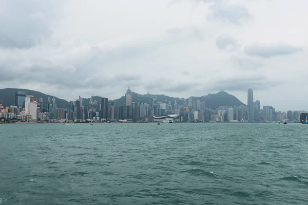 Hong Kong - 17 oktober 2016: Hong Kong skyline in het regenseizoen met smog cloud — Stockfoto