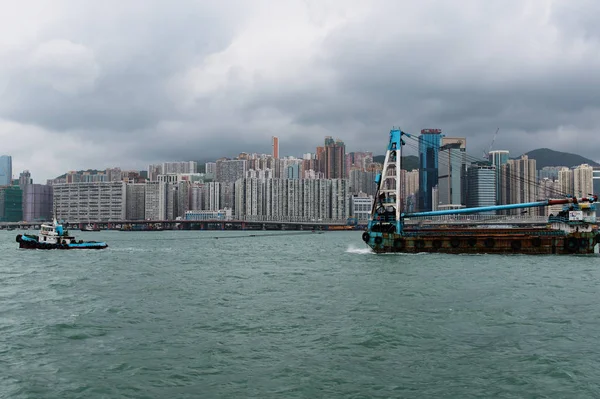 Hong Kong - 17 ottobre 2016: skyline di Hong Kong nella stagione delle piogge con nuvole di smog — Foto Stock