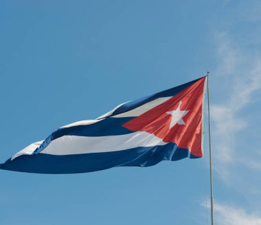Küba bayrağı mavi gökyüzü ve gün ışığı önce