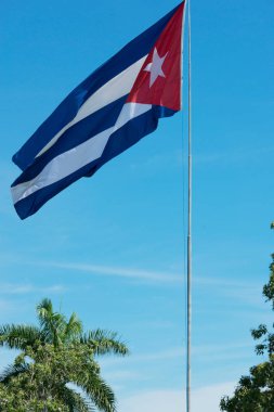 Küba bayrağı mavi gökyüzü ve gün ışığı önce