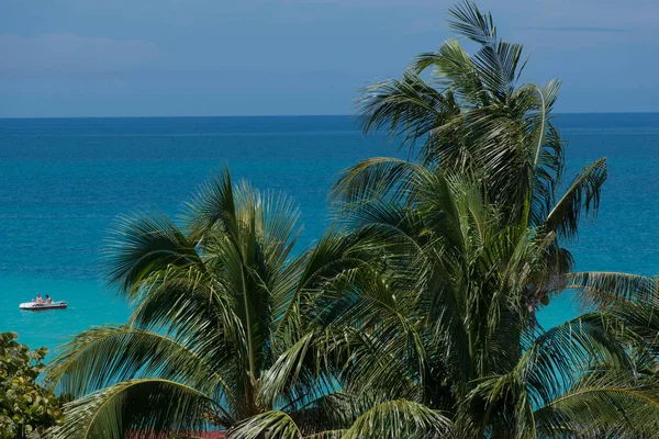 Atlanten seglar utmed kusten av Kuba — Stockfoto