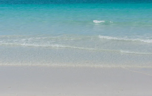 Costa atlántica con aguas turquesas frente a Cuba —  Fotos de Stock