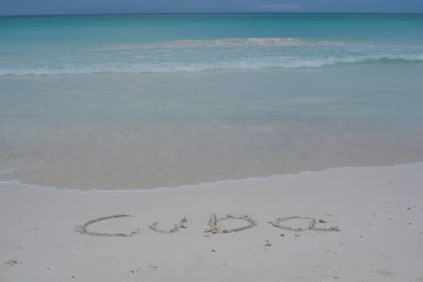 Costa atlántica con aguas turquesas frente a Cuba — Foto de Stock