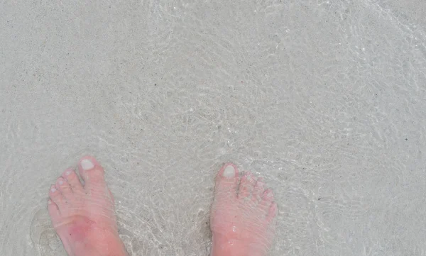 Fötter i karibiska vattnet — Stockfoto