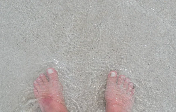 カリブ海の水に足 — ストック写真