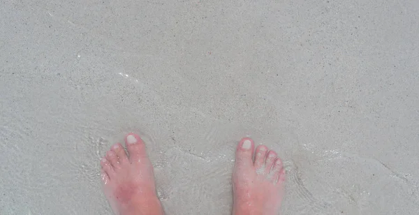 Pies en el agua del Caribe — Foto de Stock