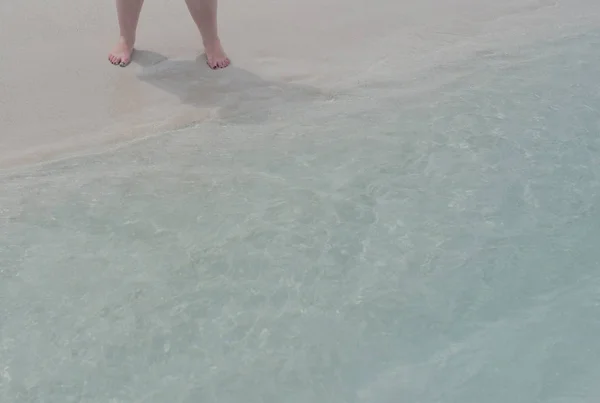 カリブ海の水に足 — ストック写真