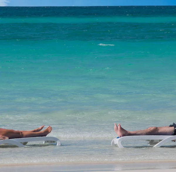 Cuba cadeira de praia na praia branca — Fotografia de Stock