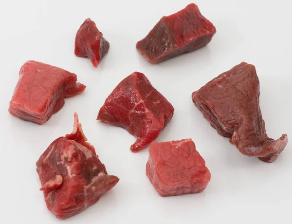 Сократить гуляш мяса крупного рогатого скота на нейтральном фоне — стоковое фото