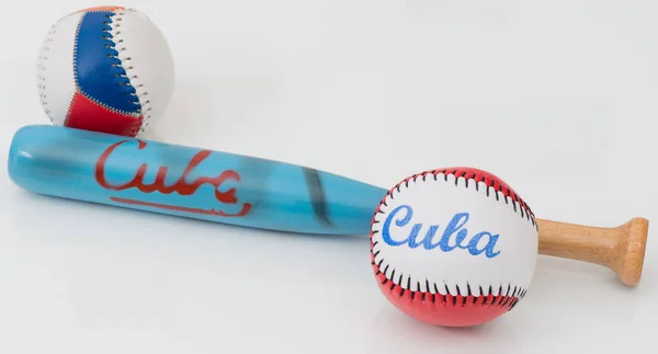 Бейсбольная бита с надписью Куба на белом фоне — стоковое фото