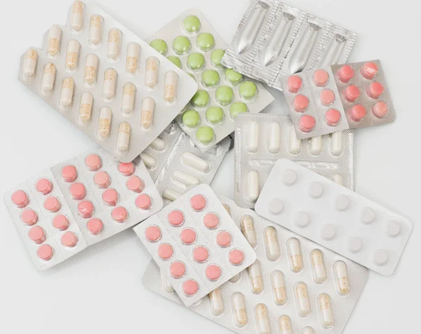 Farmaci e farmaci come tagliati su sfondo bianco — Foto Stock
