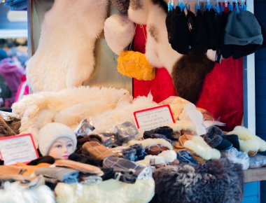 kürk aksesuarları bir Noel pazarında