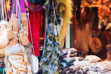 kürk aksesuarları bir Noel pazarında