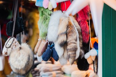 kürk aksesuarları bir Noel pazarında