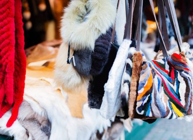 kürk aksesuarları bir Noel pazarında