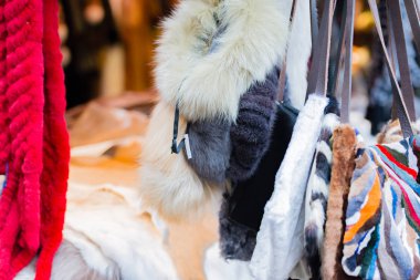 kürk aksesuarları bir Noel pazarında