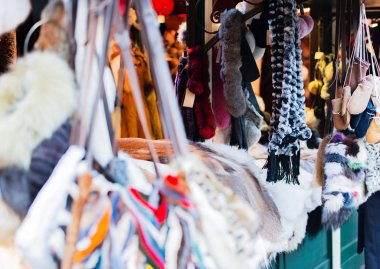 kürk aksesuarları bir Noel pazarında
