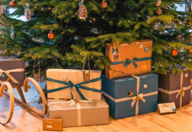 Noel topları ile dekore edilmiş Noel ağacı 