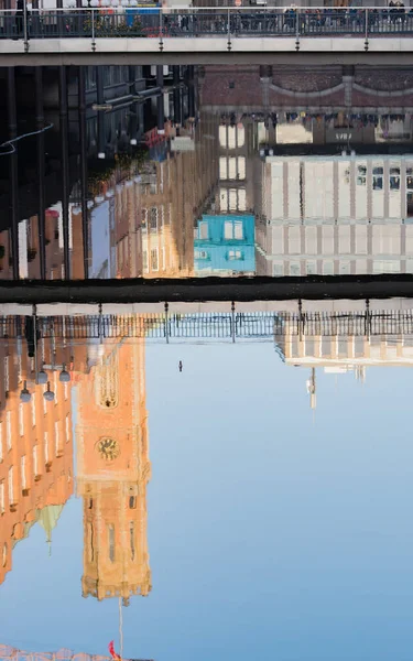 Budynek refleksji w wodzie w blady kładka w Hamburgu — Zdjęcie stockowe