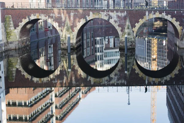 Reflexión del edificio en el agua en el Ellerntorsbridge de Hamburgo —  Fotos de Stock