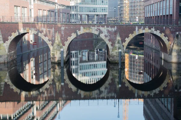 建筑在汉堡 Ellerntorsbridge 在水中的反思 — 图库照片