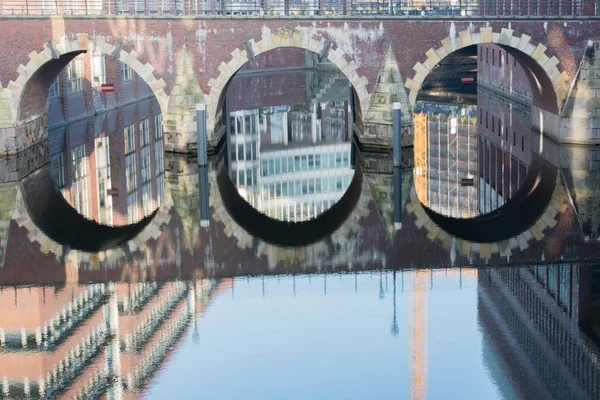 Bygga reflexionen i vattnet i Ellerntorsbridge i Hamburg — Stockfoto