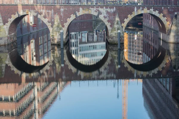 Reflexión del edificio en el agua en el Ellerntorsbridge de Hamburgo —  Fotos de Stock