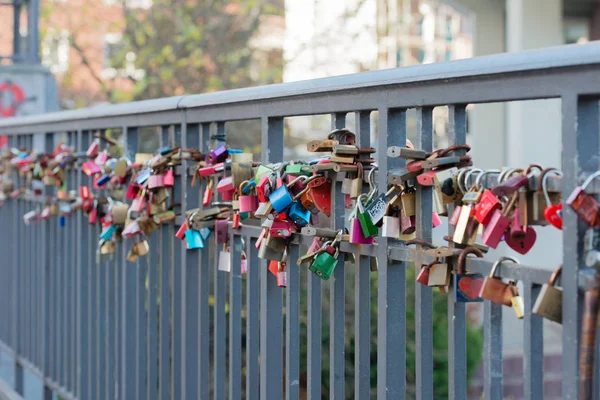 Colorful love lock on the Ellerntorsbridge in Hamburg — Stock Photo, Image