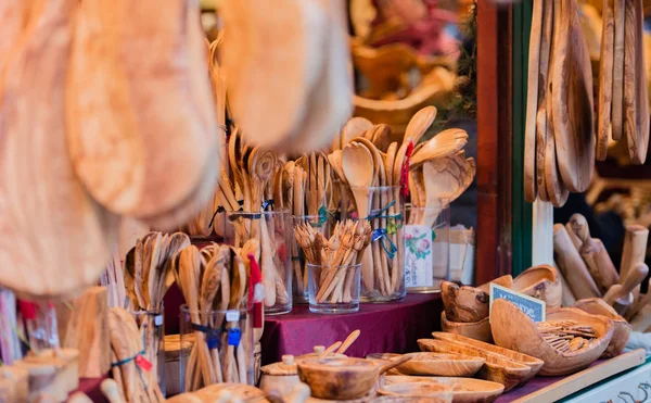 Trä kök tillbehörsbutik på julmarknaden — Stockfoto