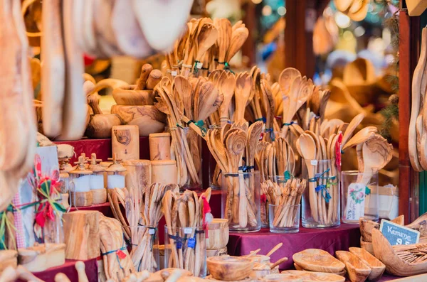 Trä kök tillbehörsbutik på julmarknaden — Stockfoto