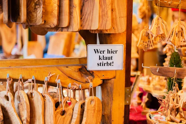 Houten keuken accessoires winkel op de kerstmarkt — Stockfoto