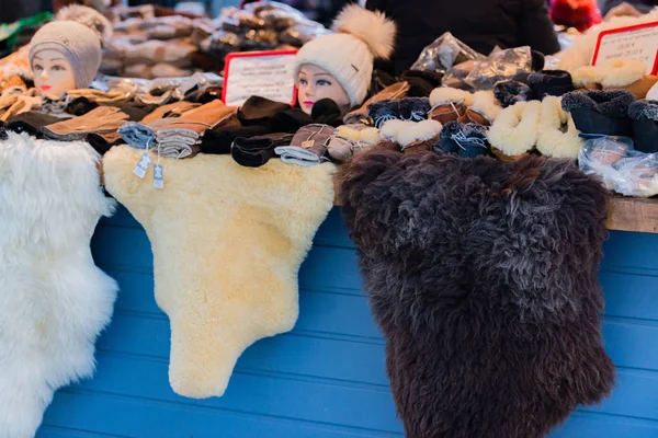 Accesorios de piel en un mercado de Navidad — Foto de Stock