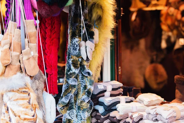 Accessori di pelo su un mercato di Natale — Foto Stock