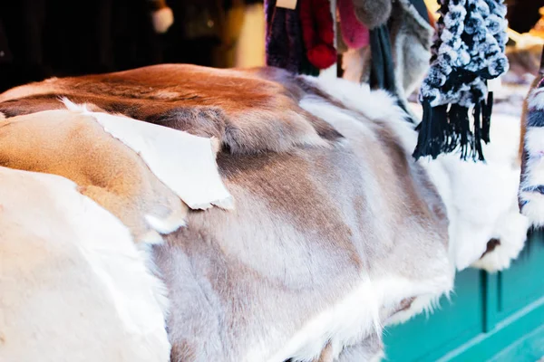 Меховые аксессуары на рождественском рынке — стоковое фото