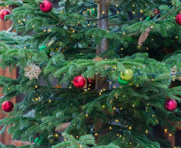 Árvore de Natal decorada com bolas de Natal — Fotografia de Stock