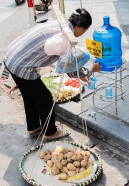 Vietnamca sokak satıcıları hareket ve kendi sebze ve meyve ürünleri Hanoi, Vietnam için satmak 