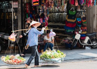 Vietnamca sokak satıcıları hareket ve kendi sebze ve meyve ürünleri Hanoi, Vietnam için satmak 
