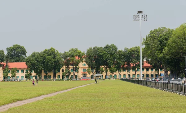 Ho chi minh mauzóleum Ba Dinh helyen, Hanoi szívében — Stock Fotó