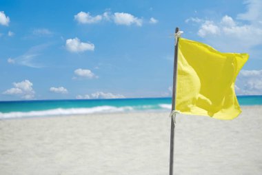 Küba Varadero kumsalda, uyarı için sarı bayrak